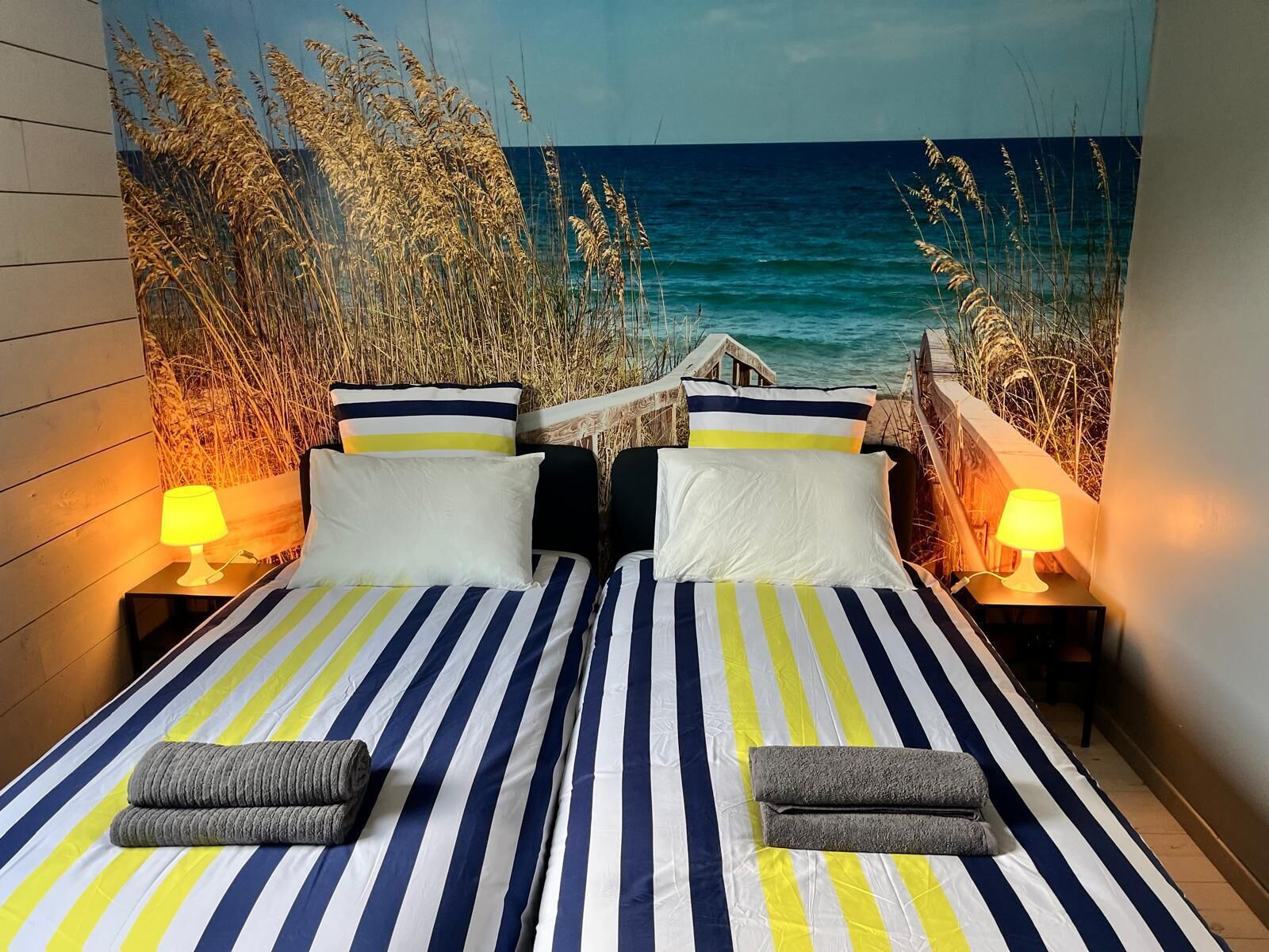 4 chambres, fer et planche à repasser, lit de bébé portatif