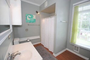 Shower, towels, soap, toilet paper - Cozy hilltop studio apartment with a coastal feel in lovely Lynchburg - Cottage (Lynchburg)