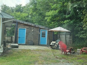 Terrace/patio - Cozy hilltop studio apartment with a coastal feel in lovely Lynchburg - Cottage (Lynchburg)