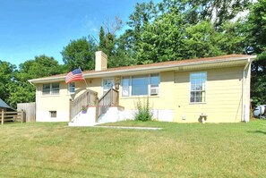 Exterior - Cozy hilltop studio apartment with a coastal feel in lovely Lynchburg - Cottage (Lynchburg)