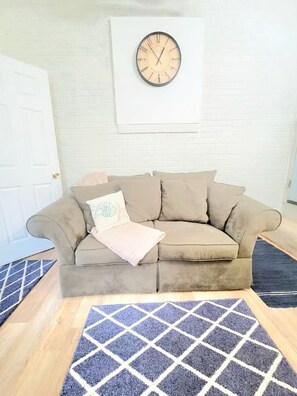 Smart TV - Cozy hilltop studio apartment with a coastal feel in lovely Lynchburg - Cottage (Lynchburg)