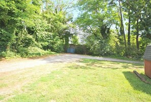 Property grounds - Cozy hilltop studio apartment with a coastal feel in lovely Lynchburg - Cottage (Lynchburg)