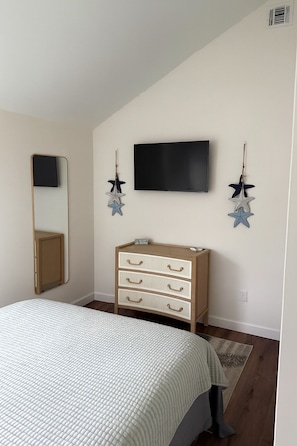 3 bedrooms, desk, free WiFi, bed sheets - The Sunset Bungalow is a beautiful 3-bedroom, 2-bathroom home. LINENS INCLUDED! (Lower Township)