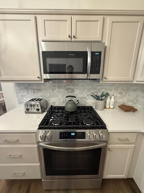 Fridge, microwave, stovetop, dishwasher - The Sunset Bungalow is a beautiful 3-bedroom, 2-bathroom home. LINENS INCLUDED! (Lower Township)