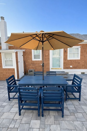 Outdoor dining - The Sunset Bungalow is a beautiful 3-bedroom, 2-bathroom home. LINENS INCLUDED! (Lower Township)