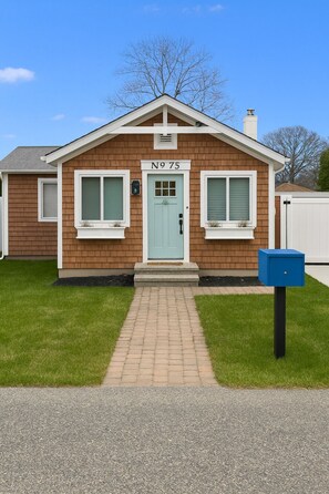 Exterior - The Sunset Bungalow is a beautiful 3-bedroom, 2-bathroom home. LINENS INCLUDED! (Lower Township)