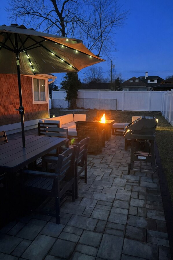 Outdoor dining - The Sunset Bungalow is a beautiful 3-bedroom, 2-bathroom home. LINENS INCLUDED! (Lower Township)