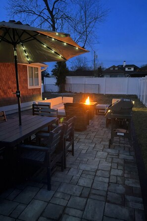 Outdoor dining - The Sunset Bungalow is a beautiful 3-bedroom, 2-bathroom home. LINENS INCLUDED! (Lower Township)