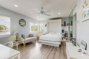 Iron/ironing board, Internet, bed sheets - Waterfront Studio with Gorgeous Views, a Sparkling Pool, BBQs & Great Location (Pompano Beach)