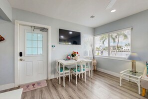 Dining - Waterfront Studio with Gorgeous Views, a Sparkling Pool, BBQs & Great Location (Pompano Beach)
