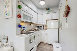 Fridge, microwave, oven, stovetop - Waterfront Studio with Gorgeous Views, a Sparkling Pool, BBQs & Great Location (Pompano Beach)