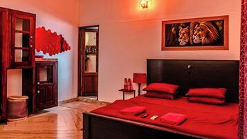 Iron/ironing board, internet, bed sheets