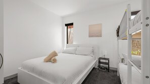 4 bedrooms, iron/ironing board, travel cot, Internet - Island Paradise in Cape Woolamai (Cape Woolamai)