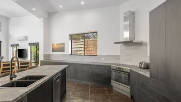 Een koelkast, een microgolfoven, een oven, een kookplaat