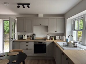 Fridge, microwave, oven, dishwasher - Cosy Cottage in Charming Village Close to Beach - Pass the Keys (Kirkbean)