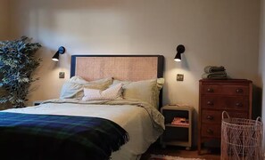 Tabla de planchar con plancha, wifi gratis y ropa de cama 