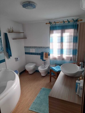 Hair dryer, towels, soap, toilet paper - Cara a' mari (Castelsardo)