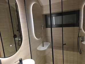 Standard Triple Room | Bathroom | Shower, free toiletries, hair dryer, towels - Post Inn (Tirana)