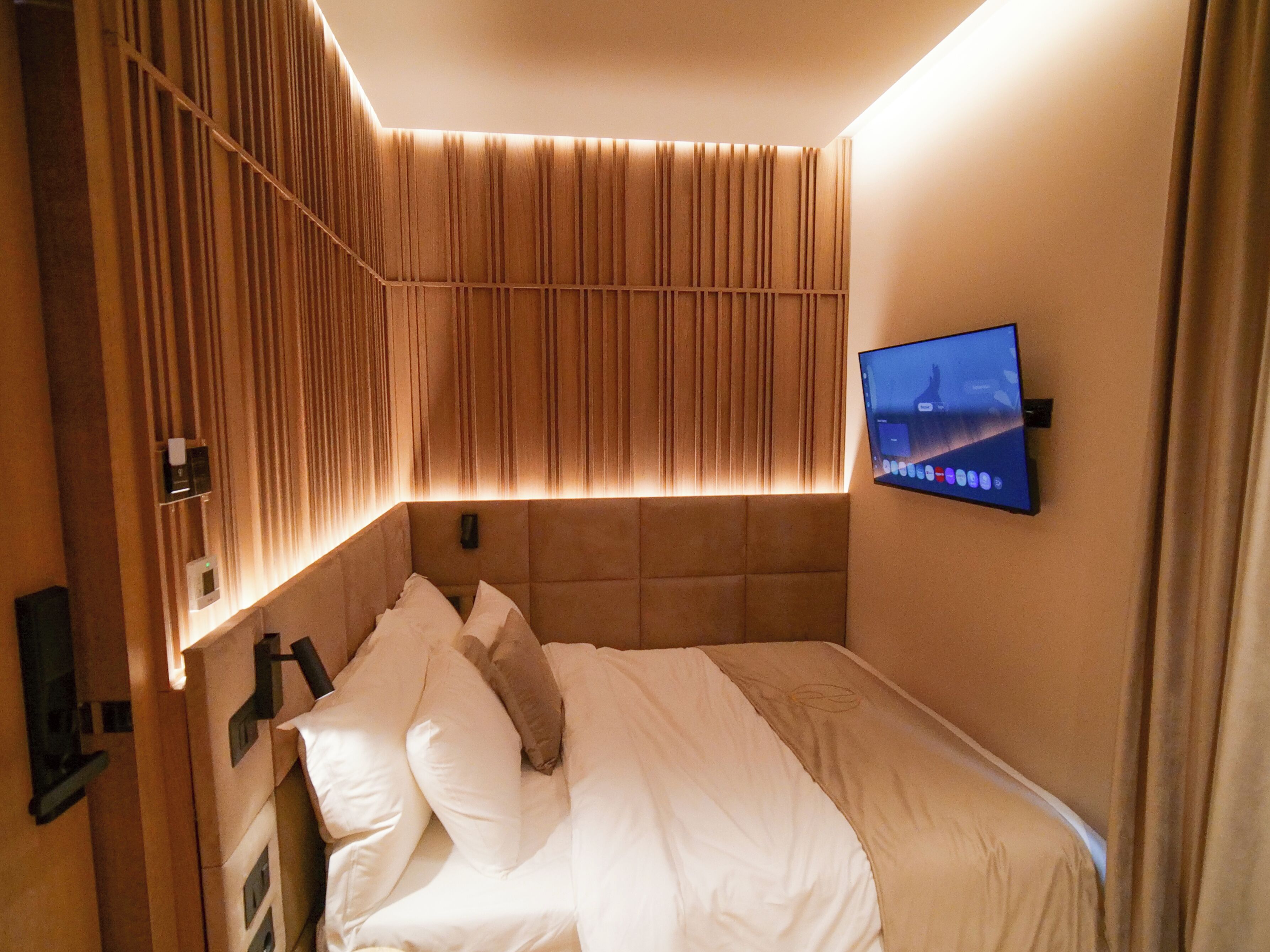 Minibar, free WiFi, bed sheets