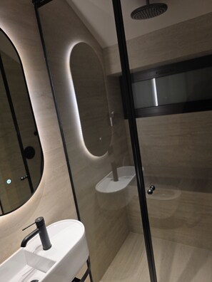 Standard Triple Room | Bathroom | Shower, free toiletries, hair dryer, towels - Post Inn  (Tirana)