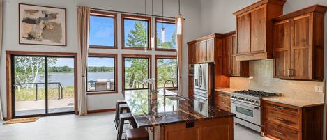 Kylskåp, mikrovågsugn, ugn och spishäll