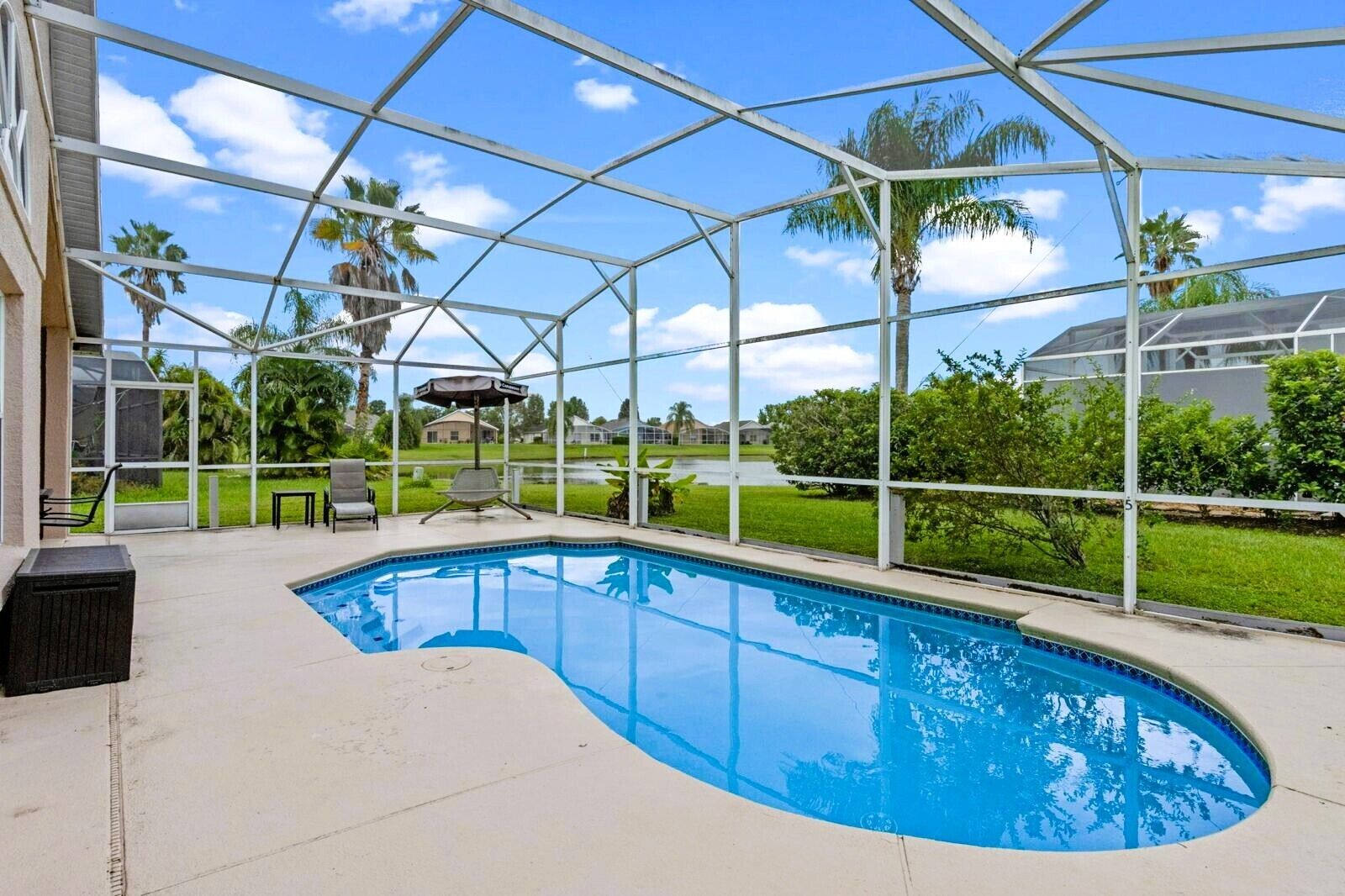 Een buitenzwembad en een verwarmd zwembad