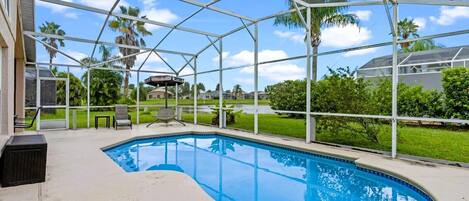 Een buitenzwembad en een verwarmd zwembad