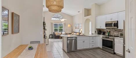 Jääkaappi, mikroaaltouuni, uuni, liesi