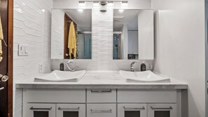 Hair dryer, towels, toilet paper - Remodeled Corner Unit D211 with washer & dryer. Sleeps 4 (St Thomas)