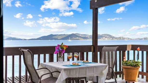 Ein Tisch für zwei mit Blick auf das Meer und die Berge.