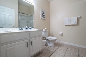 Shower, hair dryer, towels, soap - Family-Friendly Bahama Bay Retreat Near Disney – Pools & Beach Access” (Davenport)