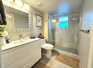 Shower, hair dryer, towels, soap - 4 bed • 2 Parking w/ Free Charging + Guest • Gated Community • 2.5 baths (Miami)