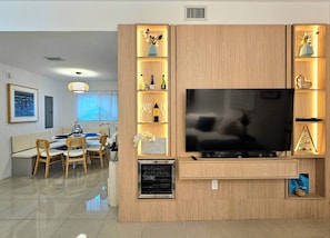 Interior - 4 bed • 2 Parking w/ Free Charging + Guest • Gated Community • 2.5 baths (Miami)