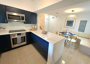 Fridge, microwave, oven, stovetop - 4 bed • 2 Parking w/ Free Charging + Guest • Gated Community • 2.5 baths (Miami)