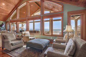 Smart TV, ping pong, books - **NEW **  The Gayosa House | A Grand Gulf-Front Estate for Unforgettable Gatherings (Orange Beach)