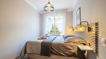 Planxa i posts de planxar, wifi i roba de llit