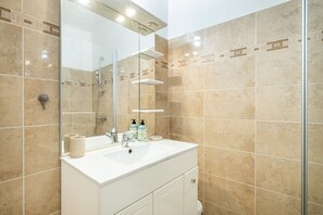 Ducha, secador de pelo y toallas