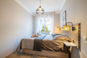 Een strijkplank/strijkijzer, wifi, beddengoed