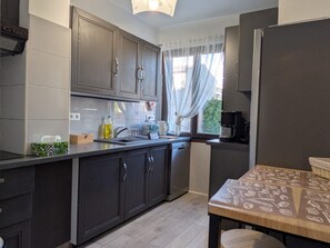 Een koelkast, een microgolfoven, een oven, een kookplaat