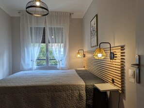 Een strijkplank/strijkijzer, wifi, beddengoed