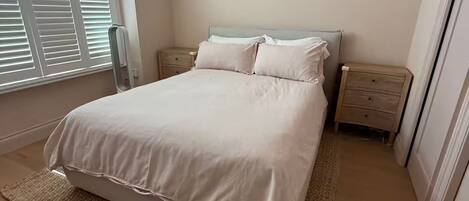 Tabla de planchar con plancha, wifi, ropa de cama