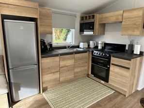 Cottage | Private kitchen | Cookware/dishes/utensils - Willerby Ellerrton (Prestatyn)