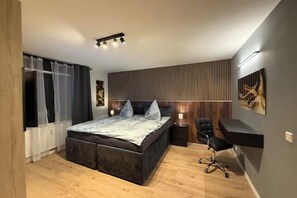 Tabla de planchar con plancha, wifi, ropa de cama