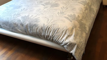 Silitysrauta/-lauta, Wi-Fi, vuodevaatteet