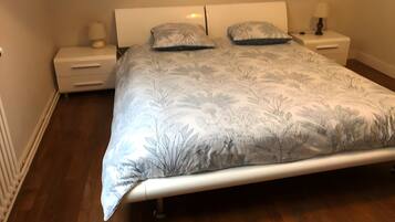 Silitysrauta/-lauta, Wi-Fi, vuodevaatteet