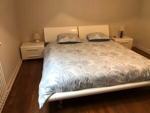Tabla de planchar con plancha, wifi y ropa de cama 