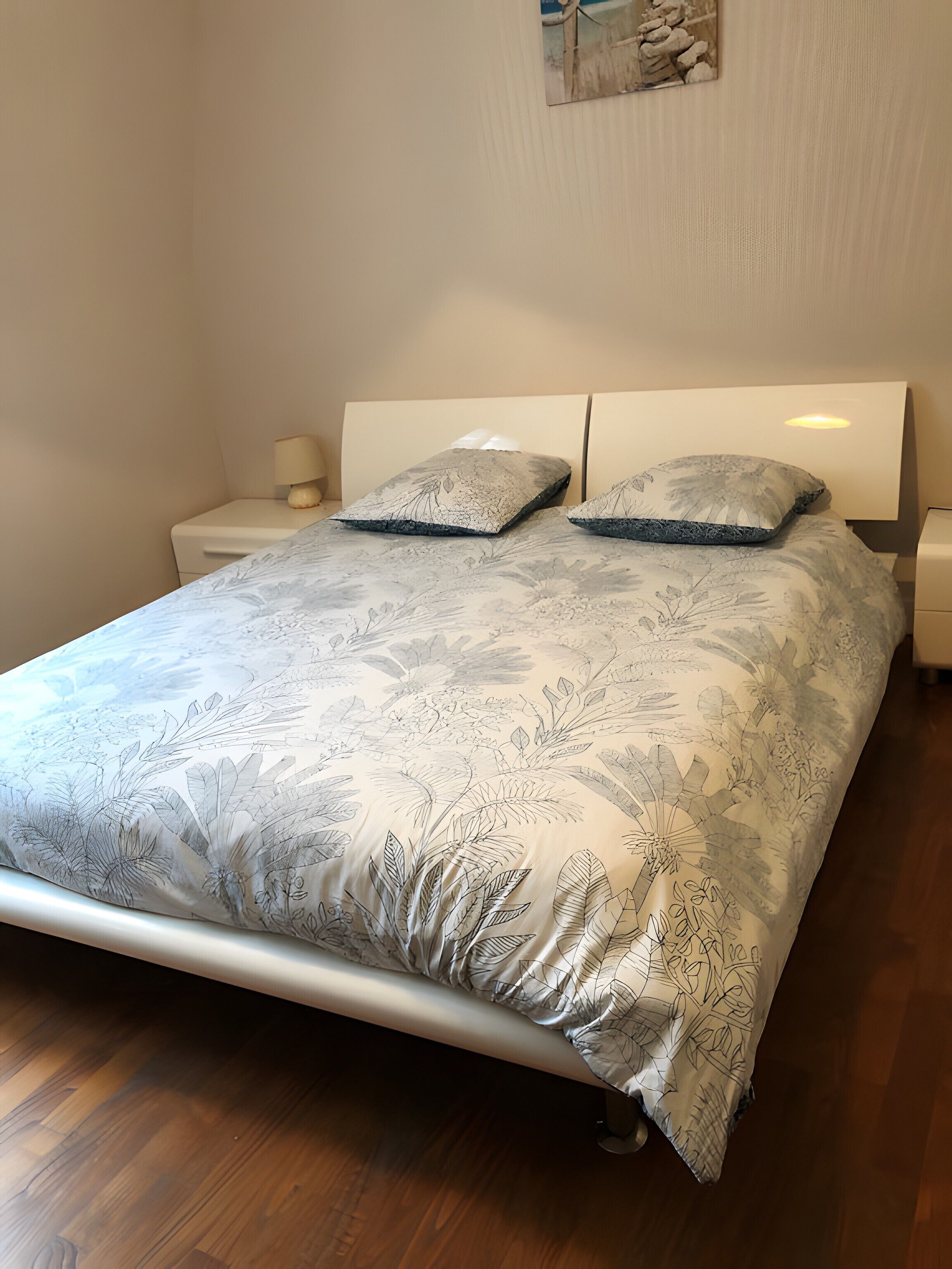 Silitysrauta/-lauta, Wi-Fi, vuodevaatteet