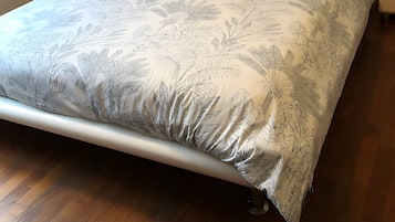 Silitysrauta/-lauta, Wi-Fi, vuodevaatteet