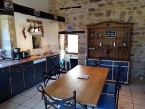 Fridge, microwave, oven, stovetop - Gîte "Le Mas" with Pool – Charm and Nature in the Heart of Périgord (Corgnac-sur-l'Isle)