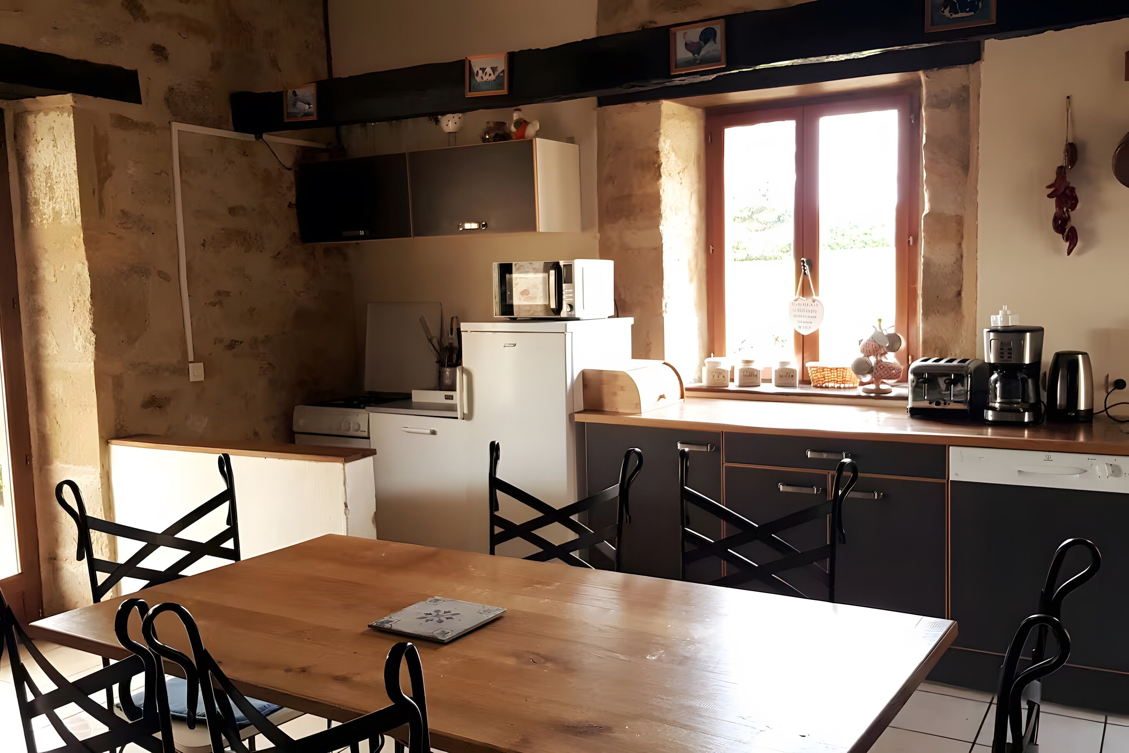 Jääkaappi, mikroaaltouuni, uuni, liesi